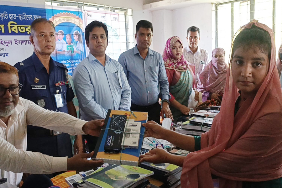 ৩ শতাধিক শিক্ষার্থীর মাঝে শিক্ষা উপকরণ বিতরণ