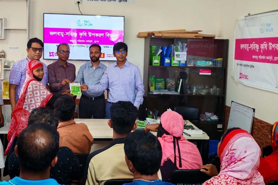 পাথরঘাটায় জলবায়ু সহিষ্ণু সবজি বীজ বিতরণ উদ্বোধন