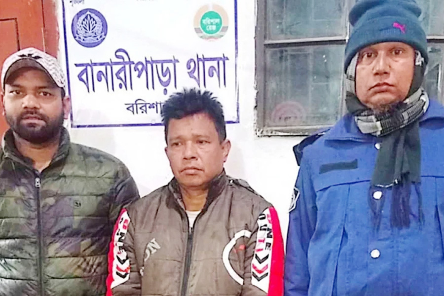 বানারীপাড়ায় অস্ত্রসহ আওয়ামী লীগ নেতা গ্রেপ্তার