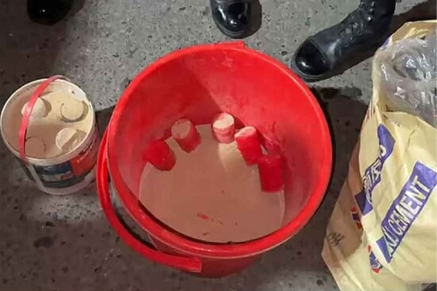 রাজধানীর মোহাম্মদপুরে ৩২টি তাজা ককটেলসহ অস্ত্র উদ্ধার