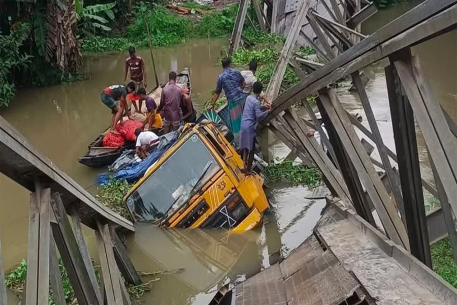 পিরোজপুরে বেইলি সেতু ভেঙে আলুবোঝাই ট্রাক খালে