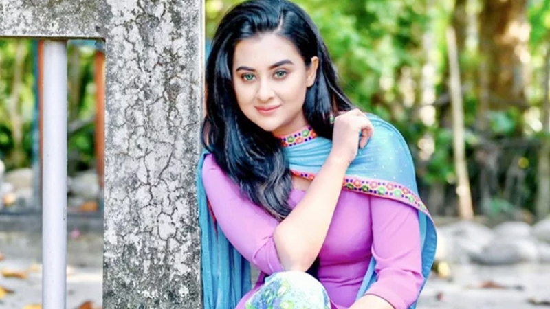 স্বামীর সঙ্গে ছবি প্রকাশের পর মুখ খুললেন বুবলী