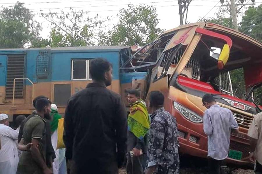 কুমিল্লায় বাস-ট্রেন সংঘর্ষ: ২ গেইটম্যানের বিরুদ্ধে মামলা