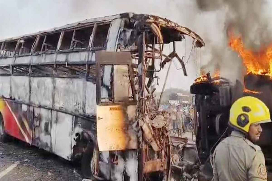 ভারতে বাস-লরি সংঘর্ষে আগুন, নিহত ১৩