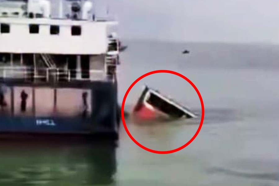 পদ্মায় নদীতে পড়ে যাওয়া বাসের সর্বশেষ পরিস্থিতি