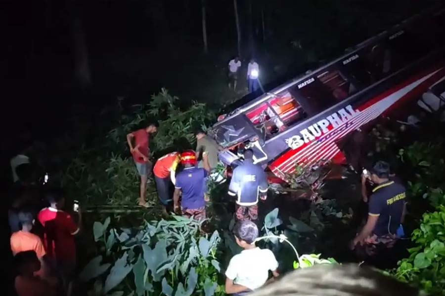 বাউফলে বাস খাদে, নিহত ১