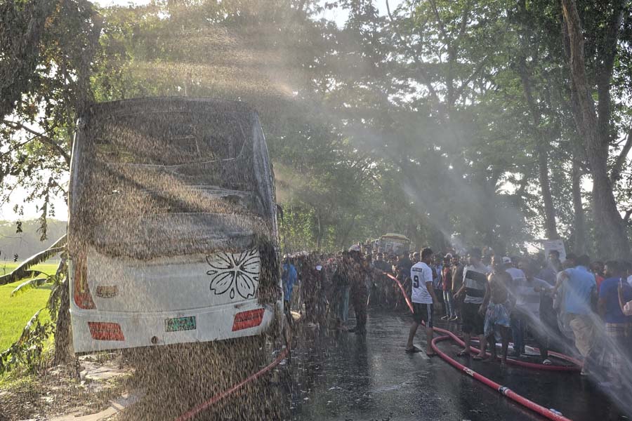 ডাসারে চলন্ত বাসে ভয়াবহ আগুন: নিহত ১, দগ্ধ অন্তত ২০