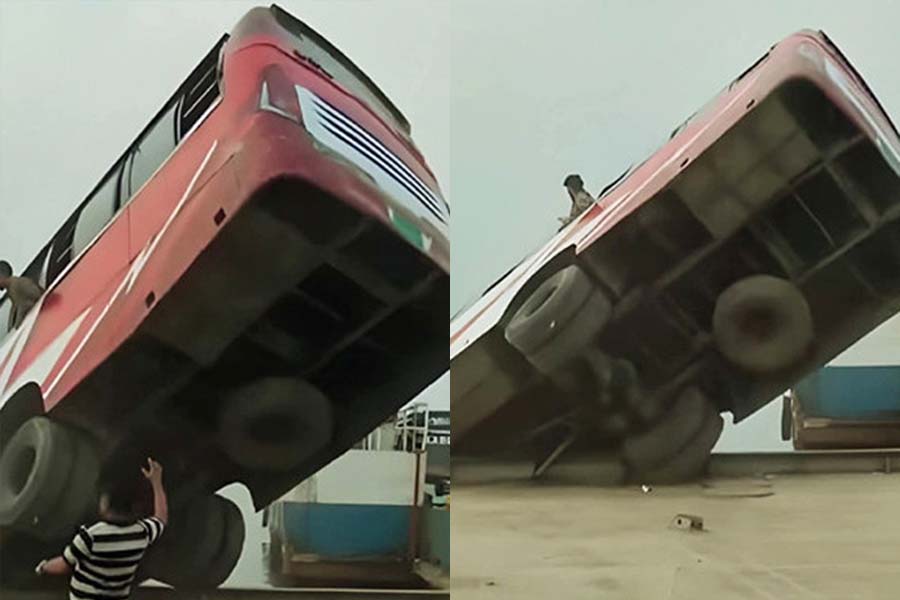 পদ্মায় ডুবে যাওয়া বাসে কুমারখালীর যাত্রীদের পরিচয় মিলেছে