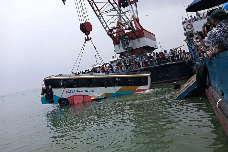 দৌলতদিয়া ফেরিঘাটে বাস নদীতে