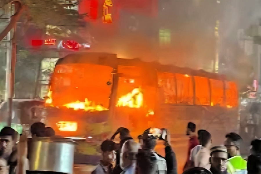 রাজধানীতে আবারও যাত্রীবাহী বাসে আগুন