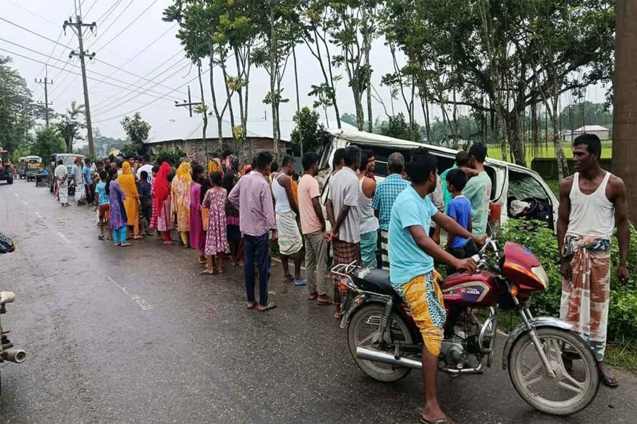 নীলফামারীর কিশোরগঞ্জে কনে নিয়ে ফেরার পথে খাদে পড়ে দুর্ঘটনাকবলিত মাইক্রোবাস। ছবি: সংগৃহীত