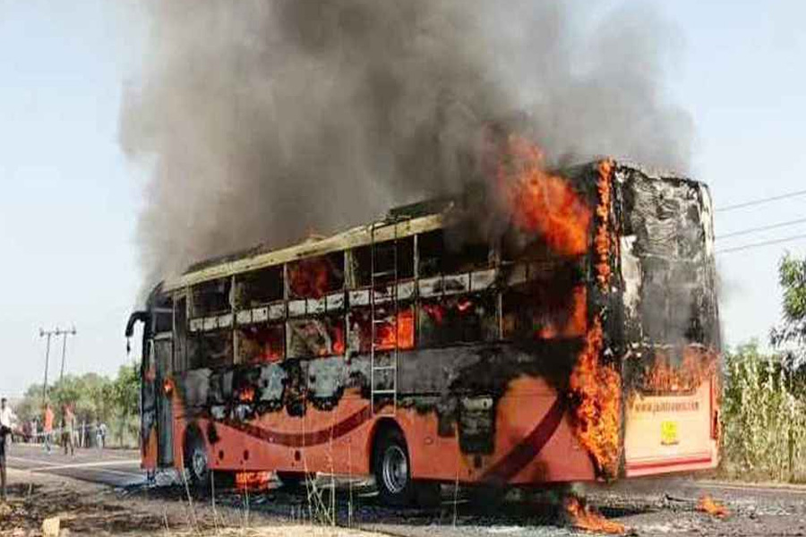 ভারতের কর্নাটকে বাস-ট্রাক সংঘর্ষে আগুন, মৃত্যু ১০