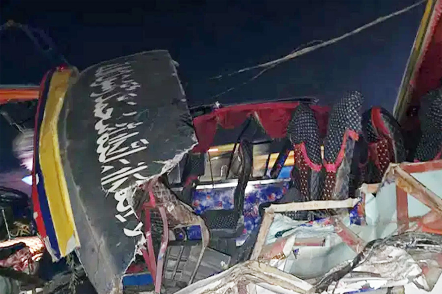 এক্সপ্রেসওয়েতে কাভার্ড ভ্যান-বাসের সংঘর্ষ, নিহত ১