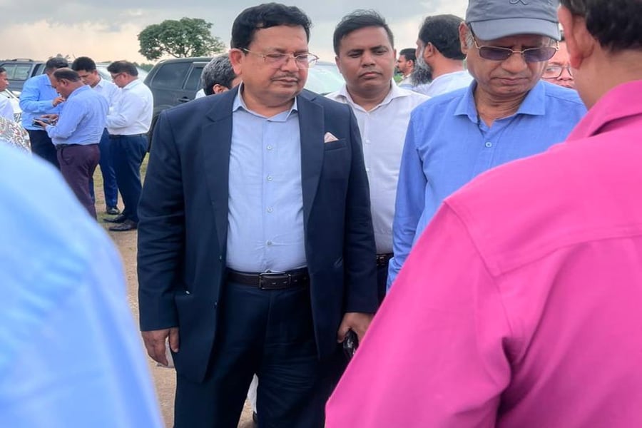 ঢাকায় বিকল্প বাস টার্মিনাল ও অস্থায়ী বাসডিপোর সম্ভাব্য স্থান পরিদর্শন করেছেন সংশ্লিষ্ট ব্যক্তিরা। ছবি: ভিওডি বাংলা