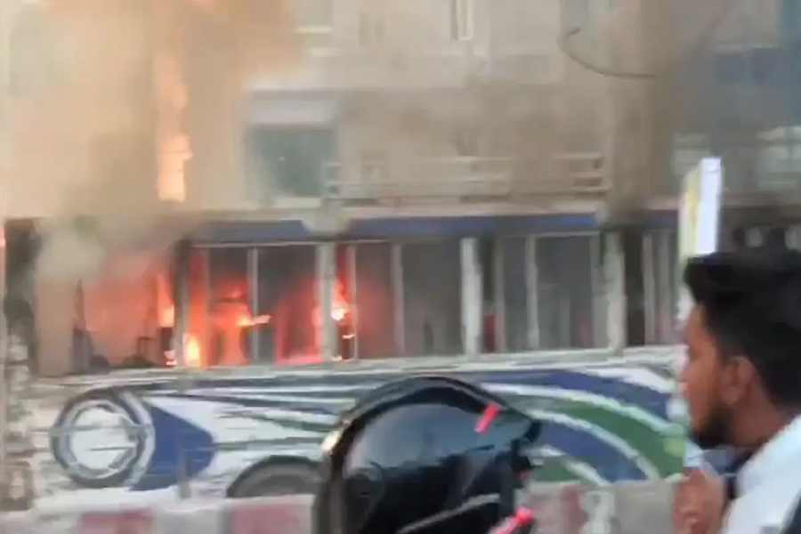 আশুলিয়ায় চলন্ত বাসে অগুন