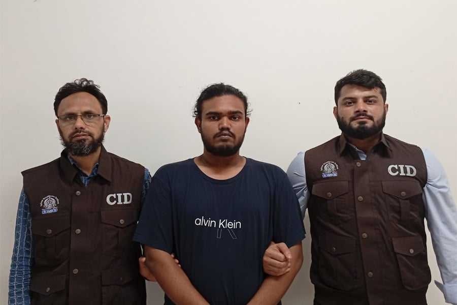 কনসার্টের টিকিট বিক্রির নামে অনলাইন প্রতারণার অভিযোগে গ্রেফতার হওয়া ফেসবুক গ্রুপের অ্যাডমিনকে আটক করে সিআইডি। ছবি: ভিওডি বাংলা