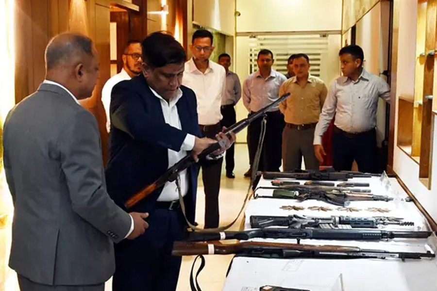 চট্টগ্রামের ‘স্মৃতি অম্লান’ জাদুঘর পরিদর্শনে প্রধানমন্ত্রীর প্রতিরক্ষা উপদেষ্টা