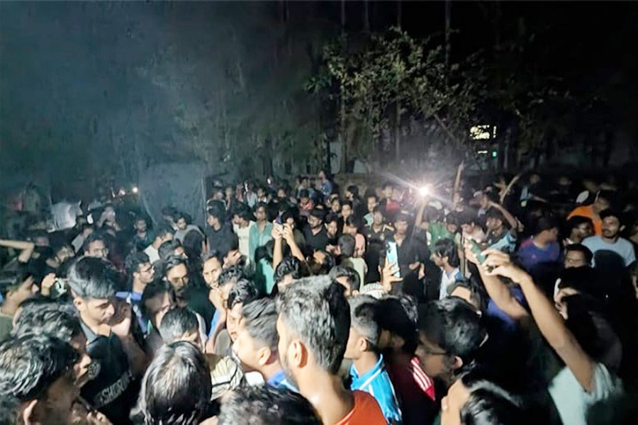 স্থানীয়দের সঙ্গে চবি শিক্ষার্থীদের সংঘর্ষ, আহত অর্ধশতাধিক