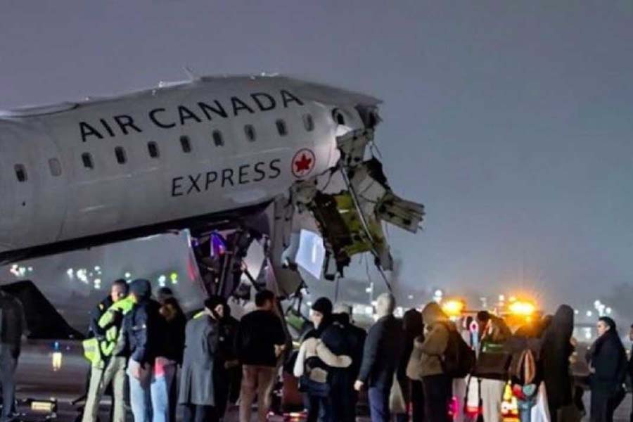 নিউইয়র্কে অবতরণের সময় বিমান-গাড়ির সংঘর্ষ