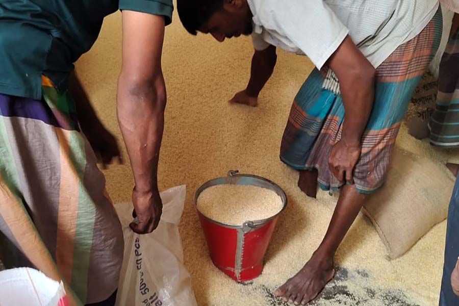 পাংশা পৌরসভায় ভিজিএফ চাল বিতরণে অনিয়মের অভিযোগ