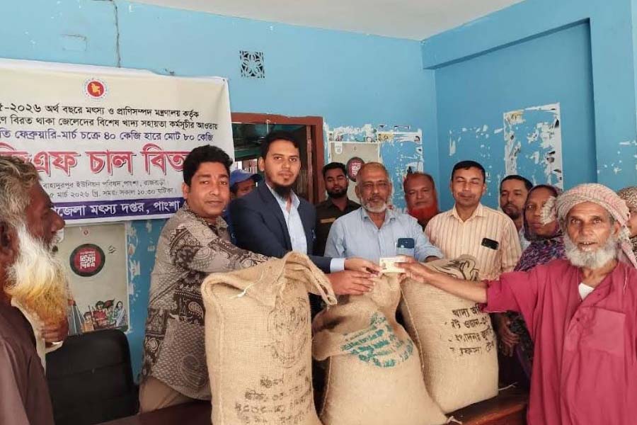 জাটকা আহরণে বিরত থাকা জেলেদের মাঝে চাল বিতরণ