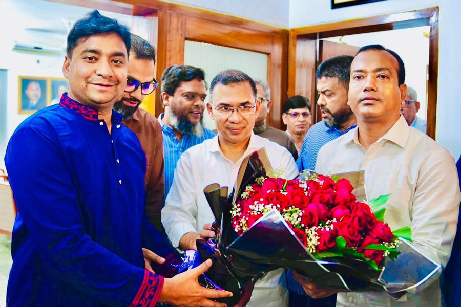 তারেক রহমানকে ফুলেল শুভেচ্ছা জানালো ছাত্রদল