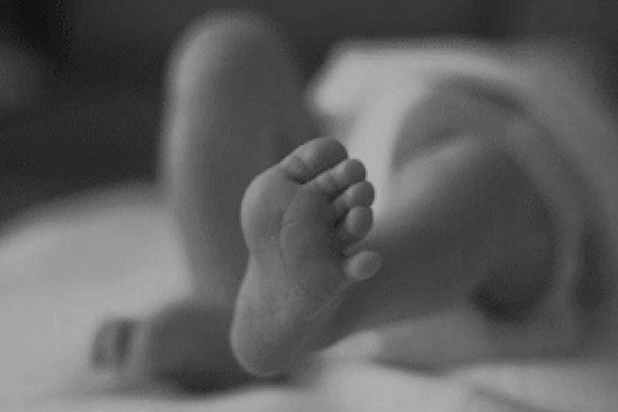 মুখ চেপে ধরার পর ছটফট করে মারা গেল তিন মাসের শিশুটি