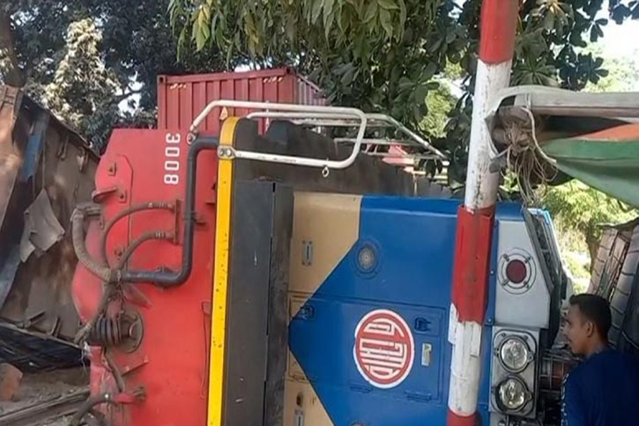 চট্টগ্রামে ট্রাকের ধাক্কায় লাইনচ্যুত মালবাহী ট্রেন