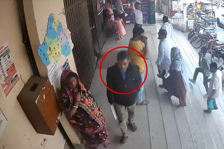 পাবনার সোনালী ব্যাংক থেকে পেনশনের ৩ লাখ টাকা ছিনতাই