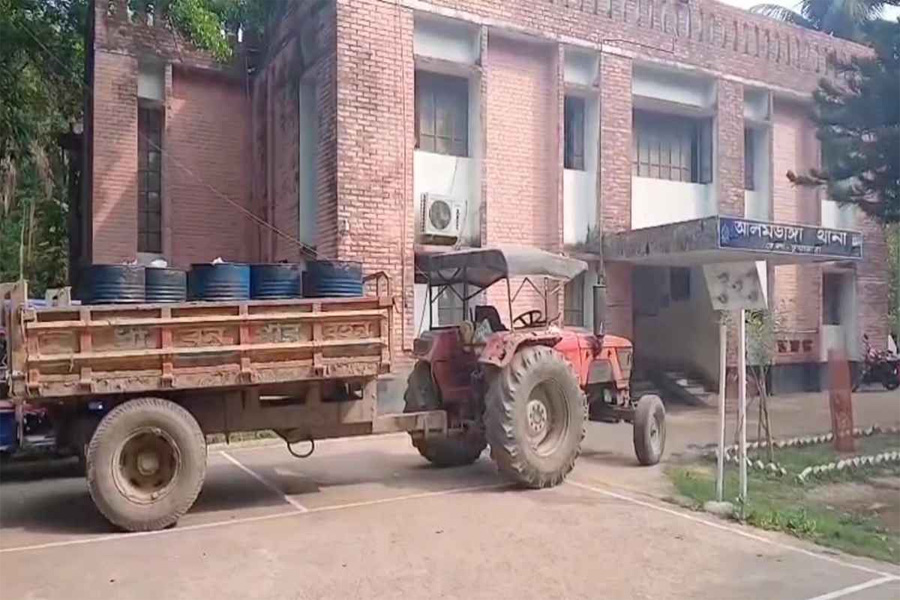 চুয়াডাঙ্গায় ৯ হাজার লিটার পেট্রোল-অকটেন জব্দ, আটক ৪