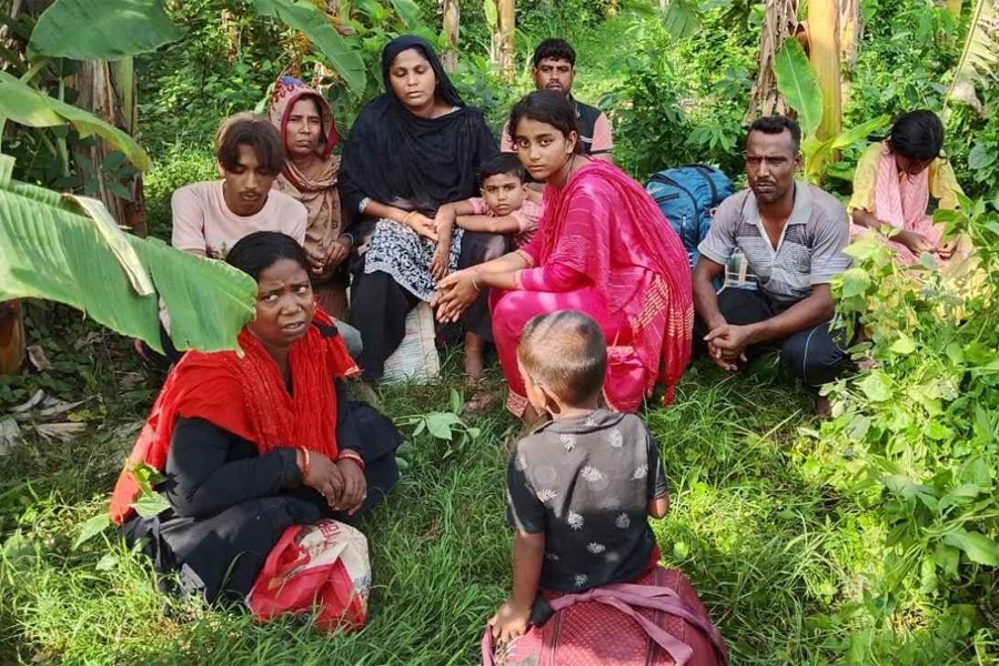 দর্শনা সীমান্তে অবৈধ পারাপারের চেষ্টাকালে নারী-শিশুসহ আটক ১০
