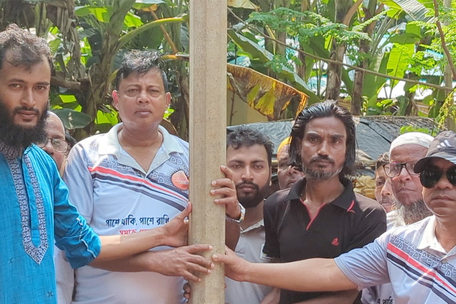 গৃহহীন নওমুসলিম পরিবারের পাশে কর্নেল আজাদ