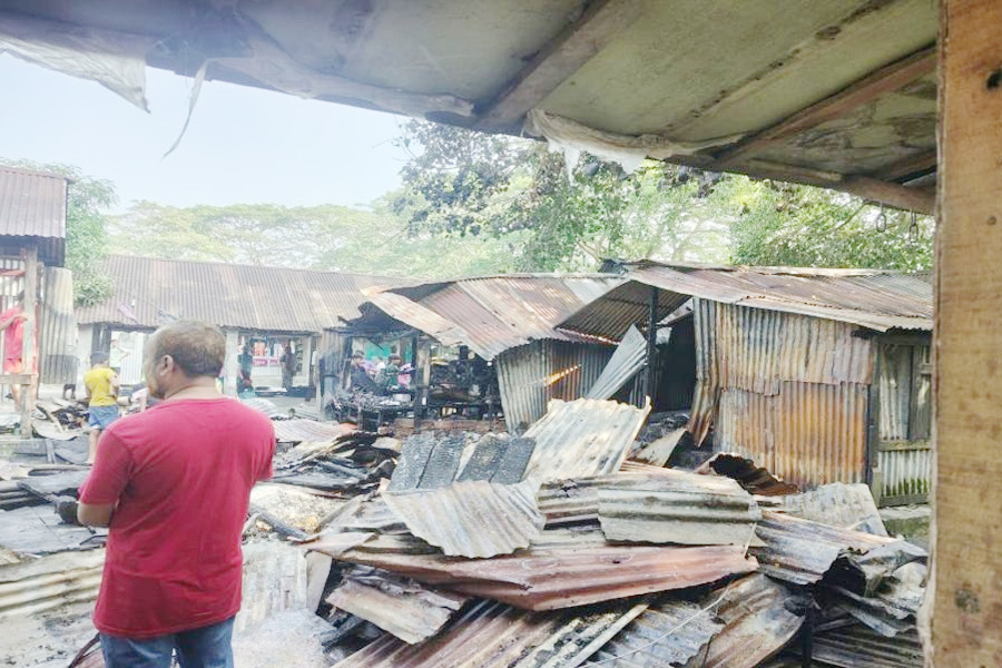 লালপুর বাজারে অগ্নিকাণ্ডে ১০ দোকান পুড়ে ছাই