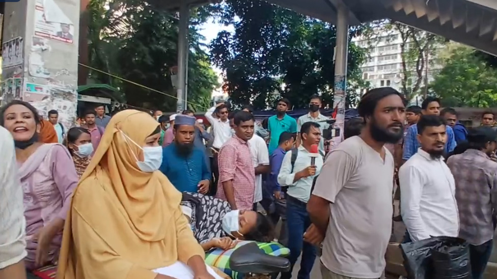 করনায় বয়স শেষ হওয়ায় চাকরিতে আবেদনের সুযোগ চেয়ে বিক্ষোভ মিছিল করছেন