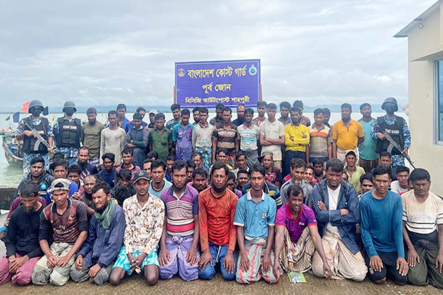 নাফ নদে জলসীমা অতিক্রম: ১৯ ট্রলারসহ ১২২ জেলে আটক