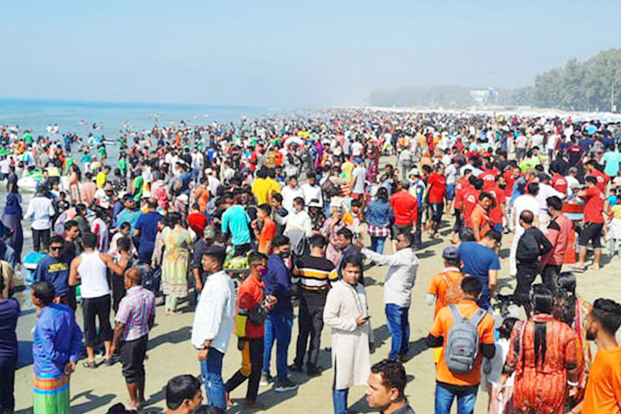 পূজার ছুটি শুরুর আগেই কক্সবাজারে পর্যটকের ভিড়