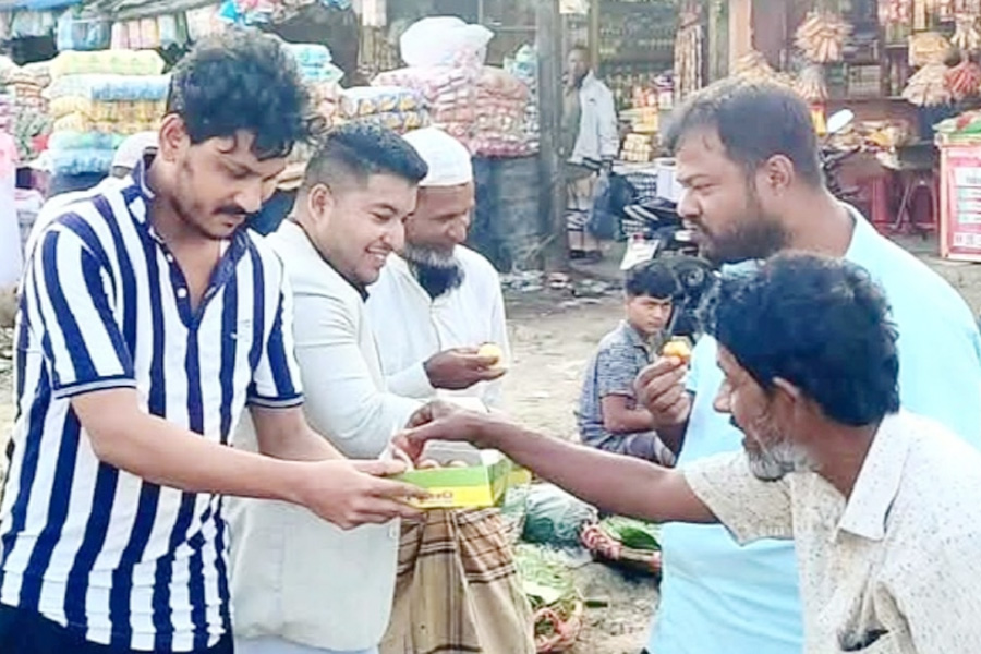 তারেক রহমানের স্বদেশ প্রত্যাবর্তনে ১ মণ মিষ্টি বিতরণ