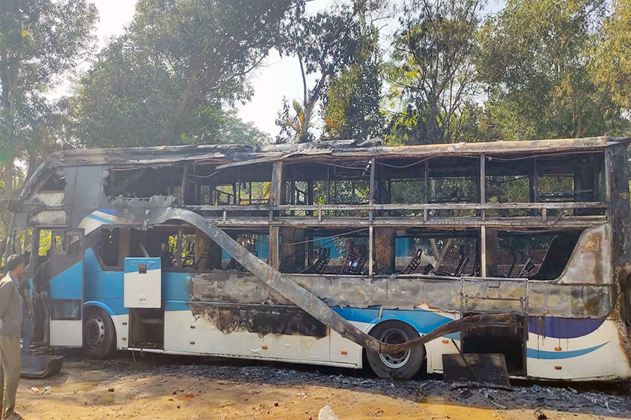 কক্সবাজারে দাঁড়িয়ে থাকা বাসে আগুন, হতাহত হয়নি