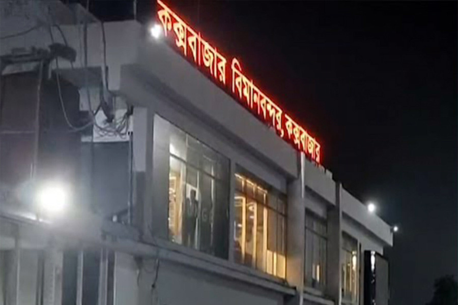 কক্সবাজার রানওয়েতে কুকুরের আঘাত, পাইলটের দক্ষতায় রক্ষা পেল যাত্রী