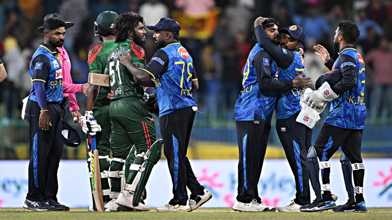 ব্যাটিং ধ্বসে হারল বাংলাদেশ