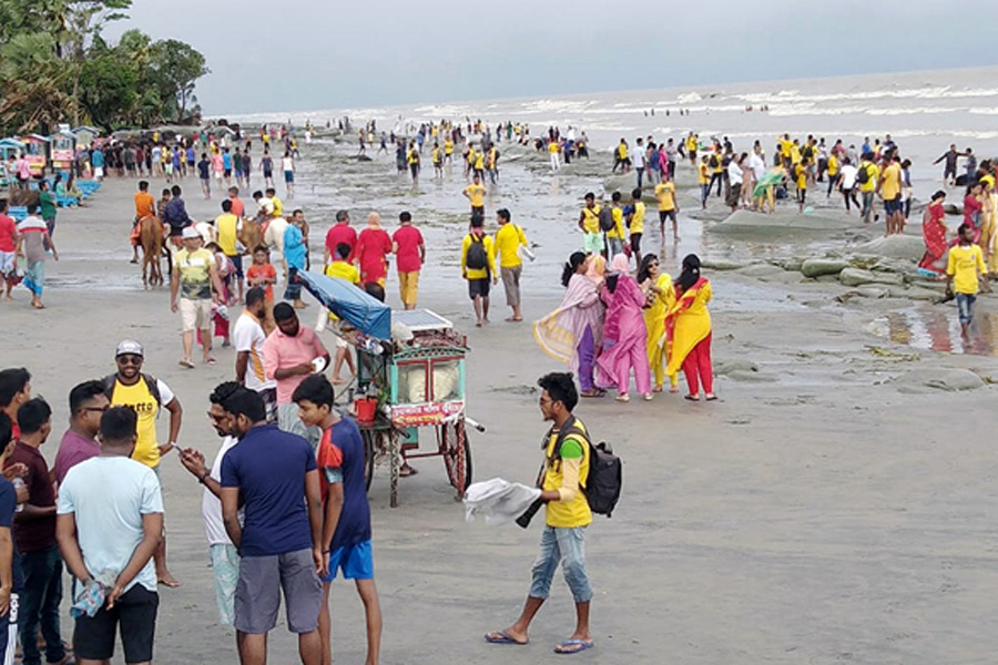 বৈরী আবহাওয়ার মধ্যেও কুয়াকাটায় পর্যটকের ভিড়