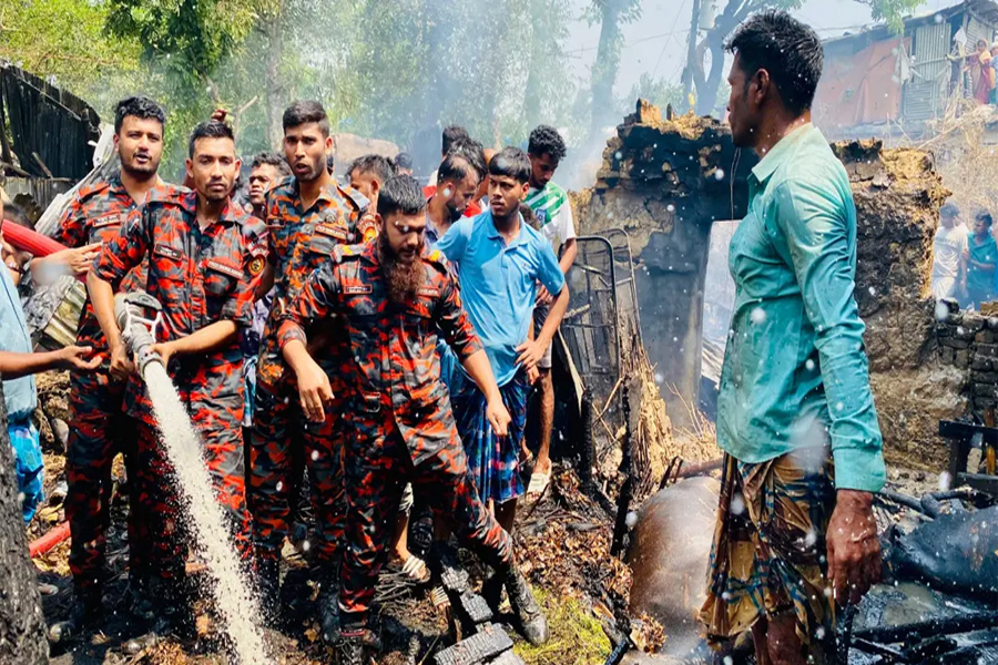 আনোয়ারায় চুলার আগুনে পুড়ে নিঃস্ব ৪ পরিবার