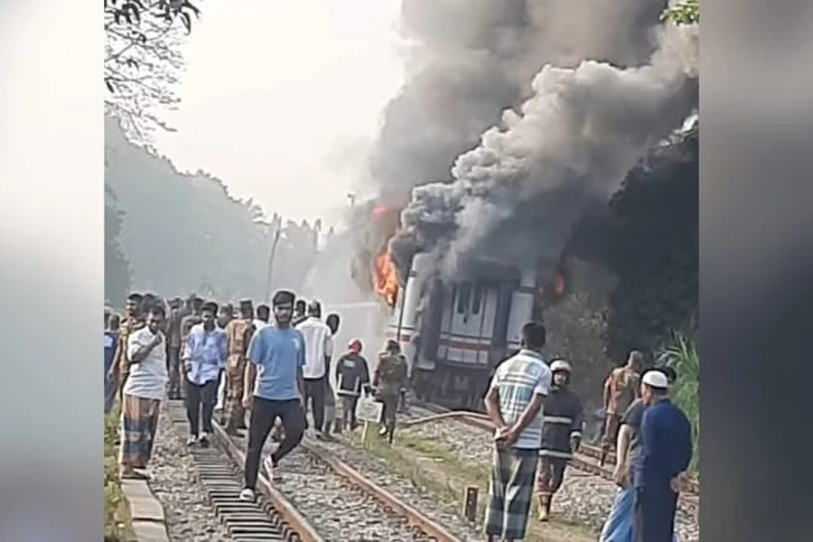চট্টলা এক্সপ্রেসের ২ বগিতে আগুন