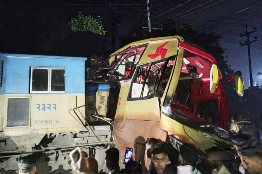 কুমিল্লায় রেলক্রসিংয়ে বাসে ট্রেনের ধাক্কা, নিহত ১২
