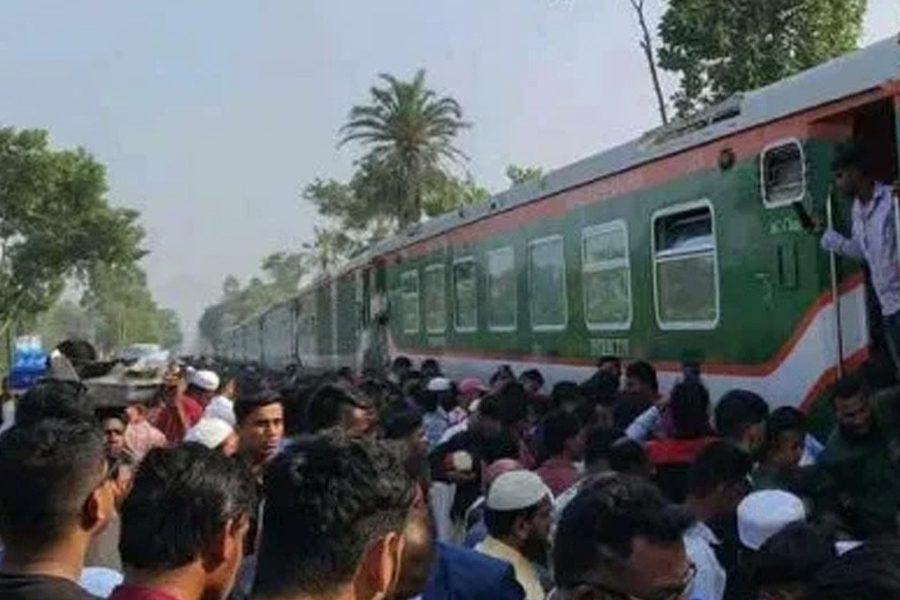 নাঙ্গলকোটে মহানগর এক্সপ্রেসের কোচ লাইনচ্যুত