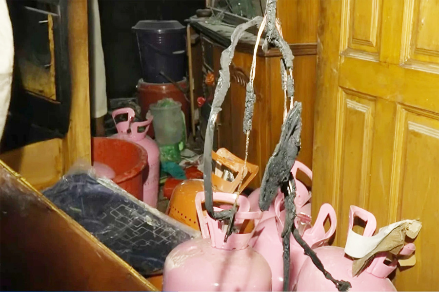 পুরান ঢাকায় এসি মেরামতের সিলিন্ডার বিস্ফোরণ, দগ্ধ ৩