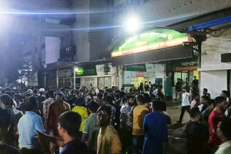 ঢাকা মেডিক্যালে গণ অধিকার পরিষদের বিক্ষোভ
