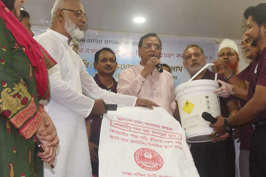 কোরবানির বর্জ্য ব্যবস্থাপনায় ১ লাখ ৪০ হাজার পচনশীল ব্যাগ দিচ্ছে ডিএসসিসি