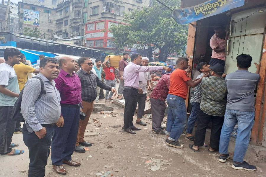 তাঁতিবাজার মোড়ে রাস্তা সম্প্রসারণে ডিএসসিসির উচ্ছেদ অভিযান