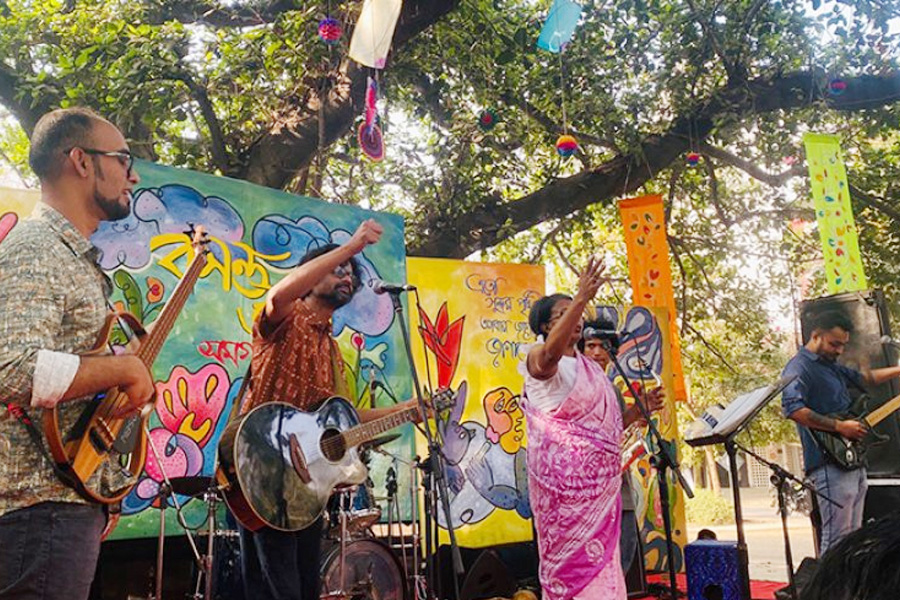 বর্ষবরণে গান-নৃত্যে মুখর ঢাবির বটতলা